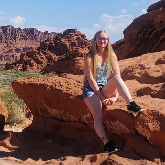 Meet your Posher, Sierra - Picture 1 of 2